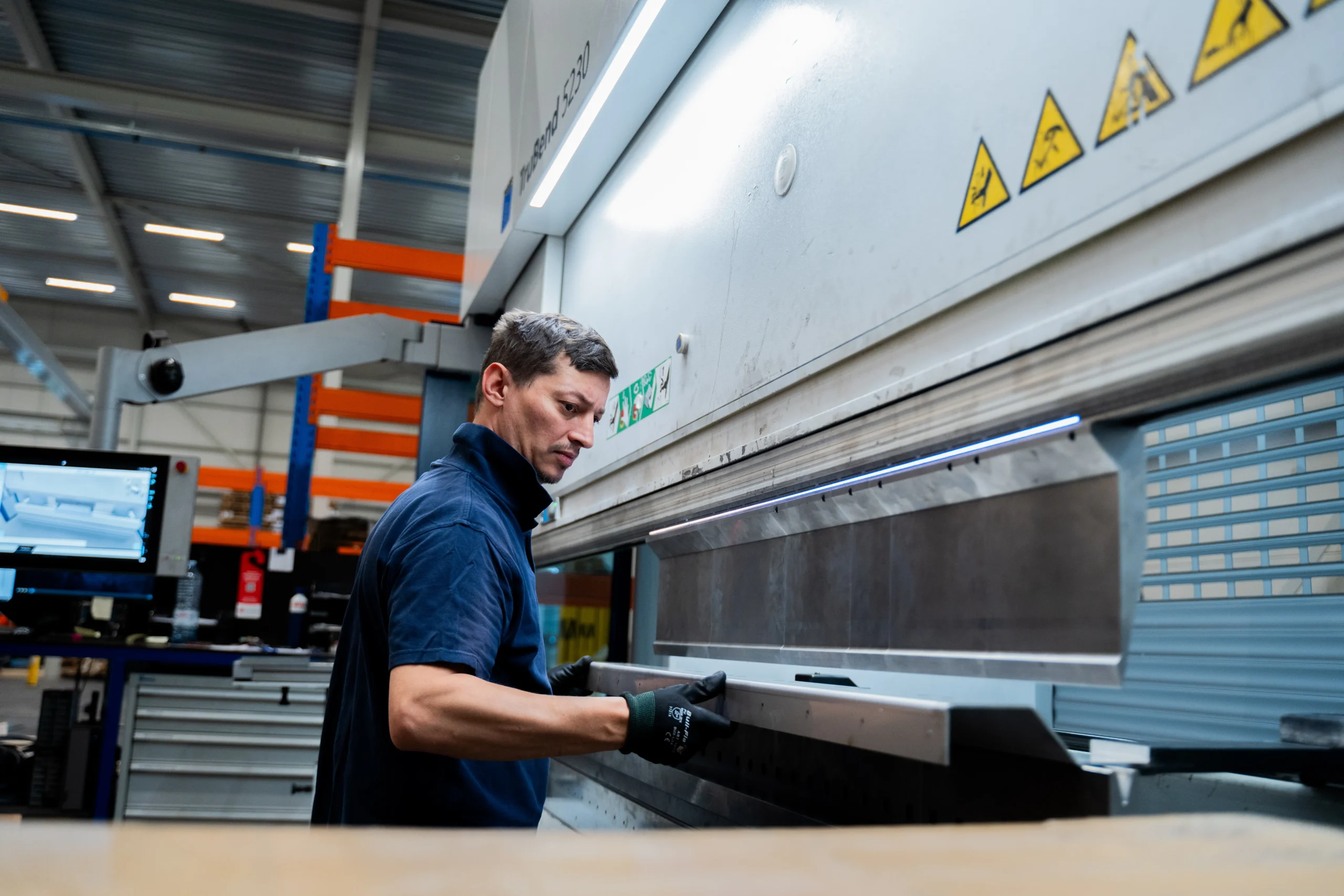 Vakkundige medewerker aan het kanten bij MWA