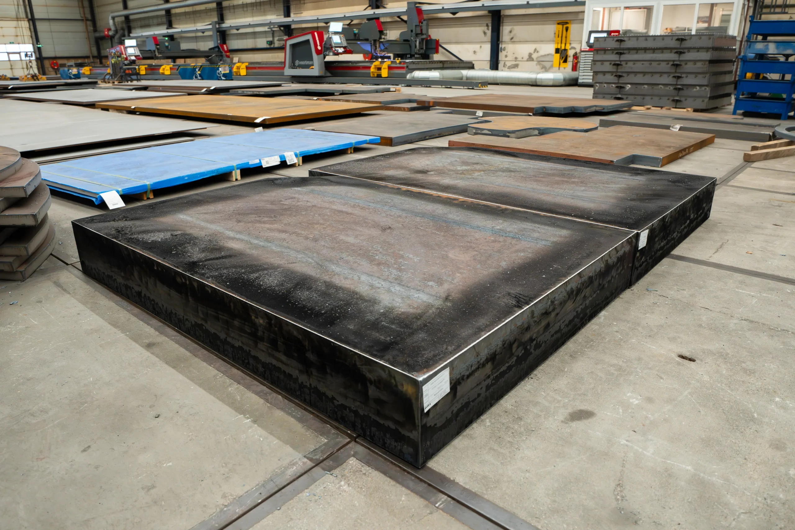 Snijbranden bij MWA Steel: nauwkeurig uitgesneden dikke stalen platen met precieze contouren.