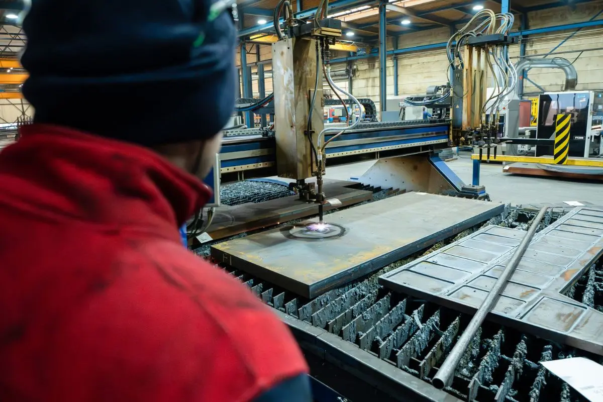 Metaal bewerken en hardmetaal bewerken bij MWA Steel, plasmasnijder snijdt een dikke plaat met hoge precisie.