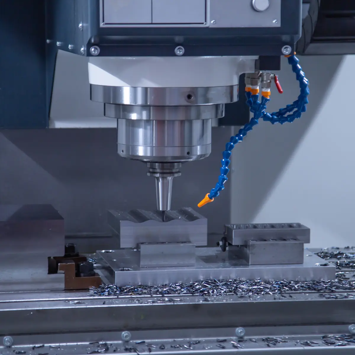 CNC frezen van een metalen werkstuk met uiterste precisie op een moderne freesmachine.
