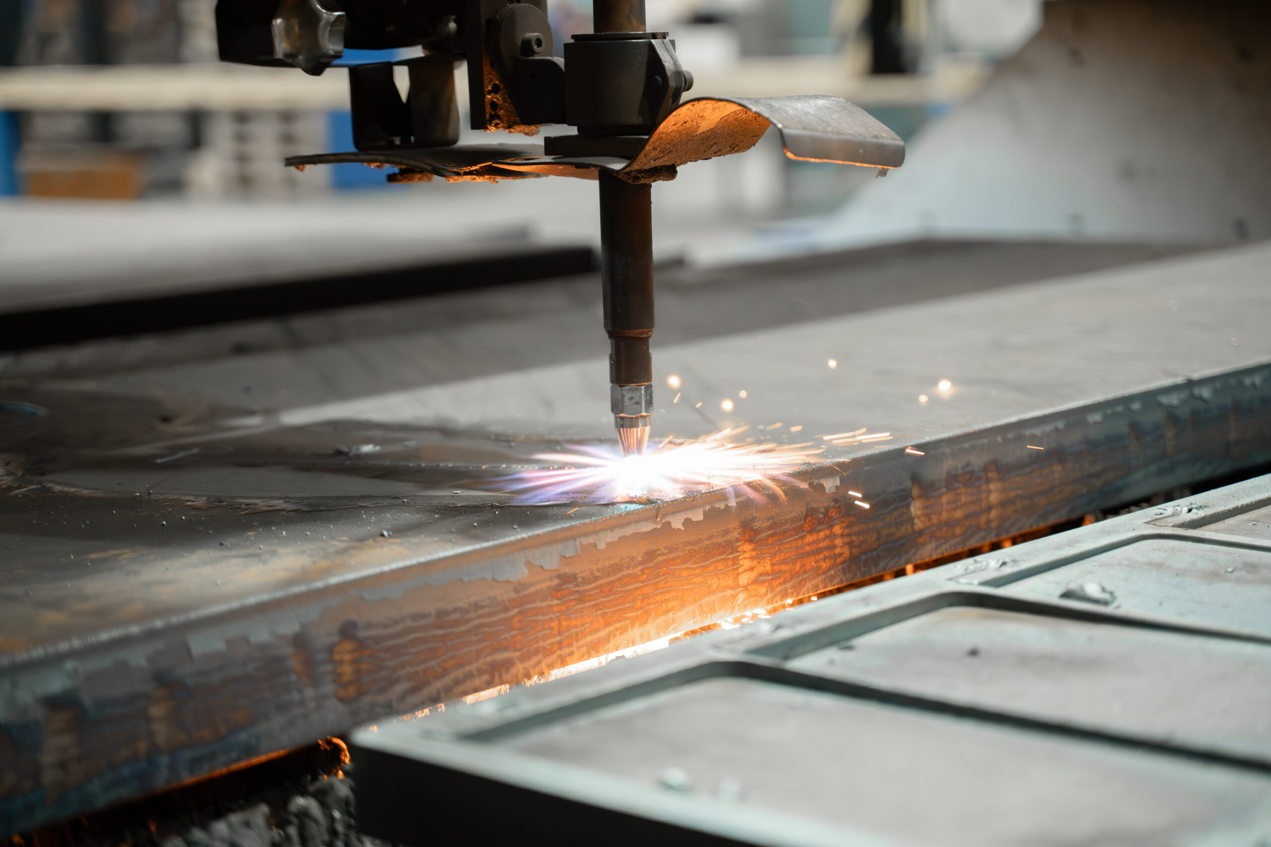 Dikke metaal plaat wordt gesneden bij MWA Steel.