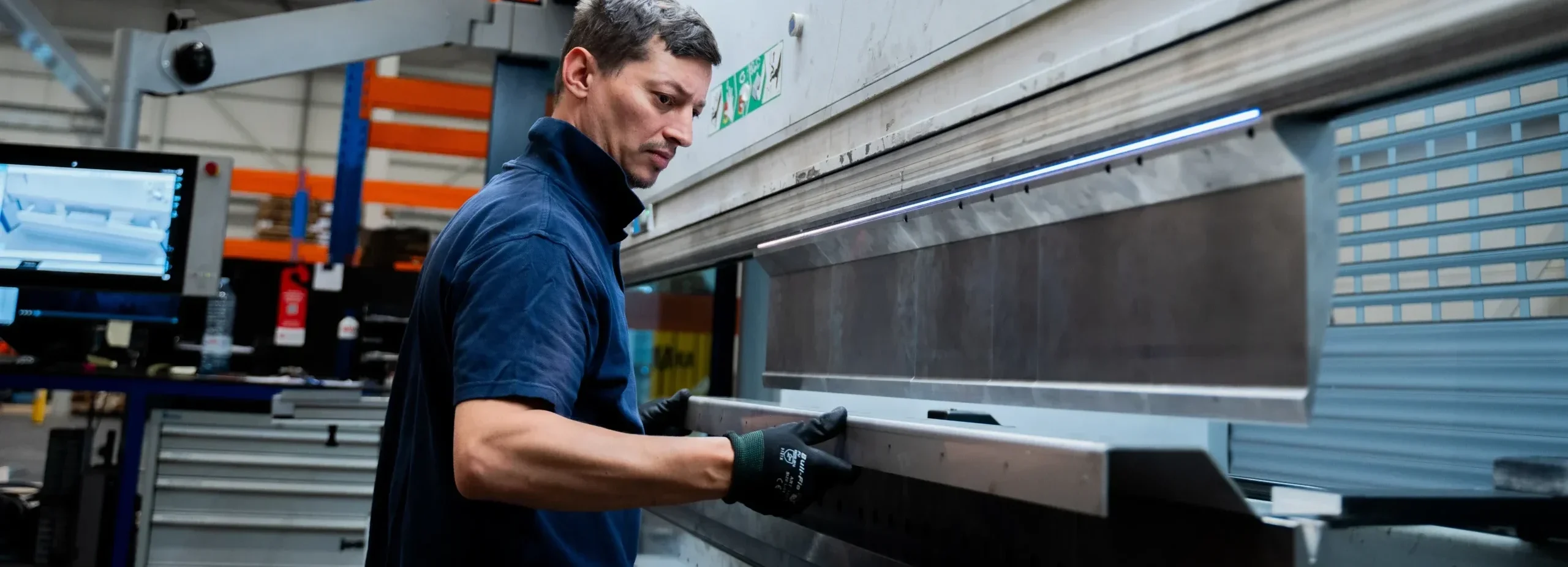 CNC kanten bij MWA Steel, een metalen plaat wordt zorgvuldig gebogen met een kantbank.