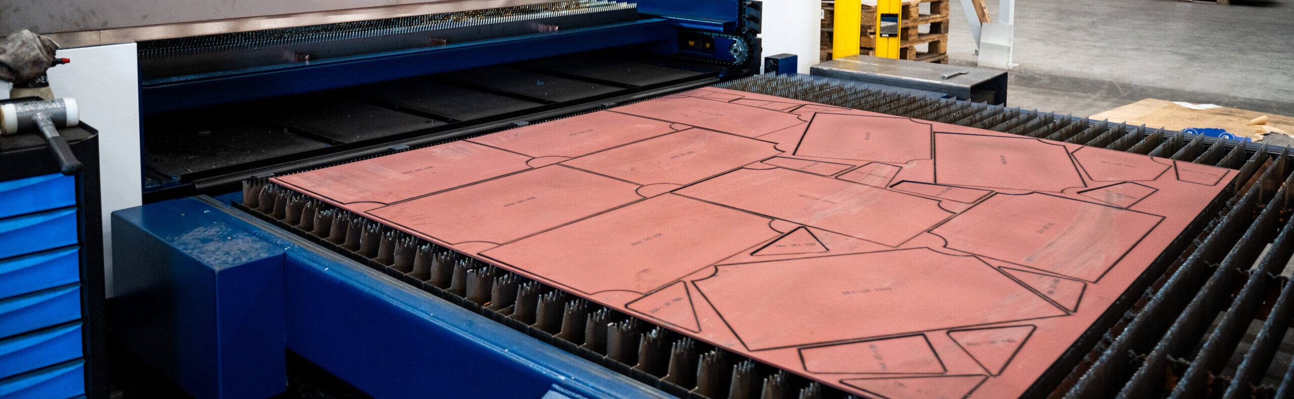 Staal lasersnijden bij MWA steel uit Vaassen. Met een grote lasersnijder wordt een metalen plaat straks gesneden.