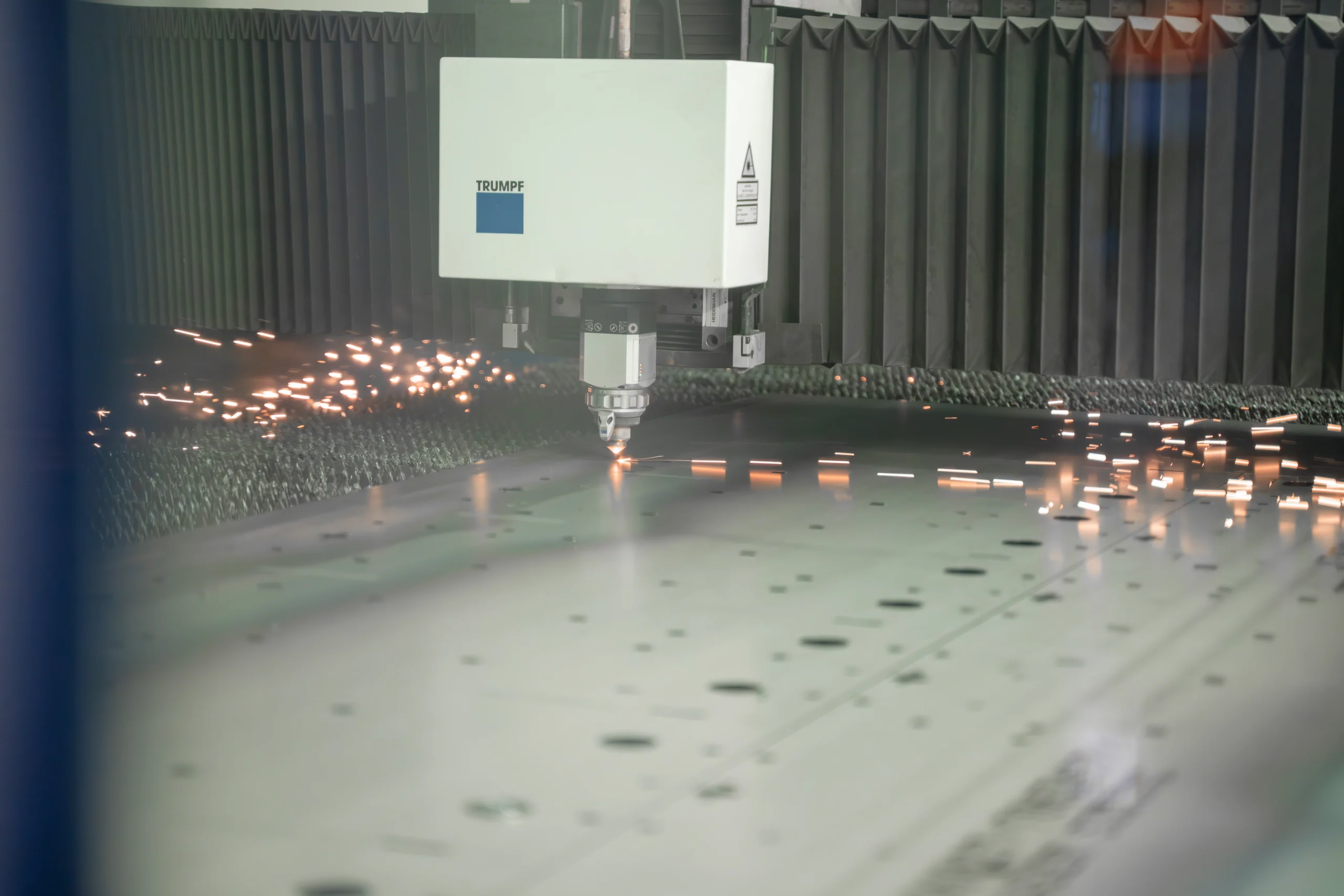 Aluminium lasersnijden van een aluminium plaat bij MWA Steel in Vaassen.