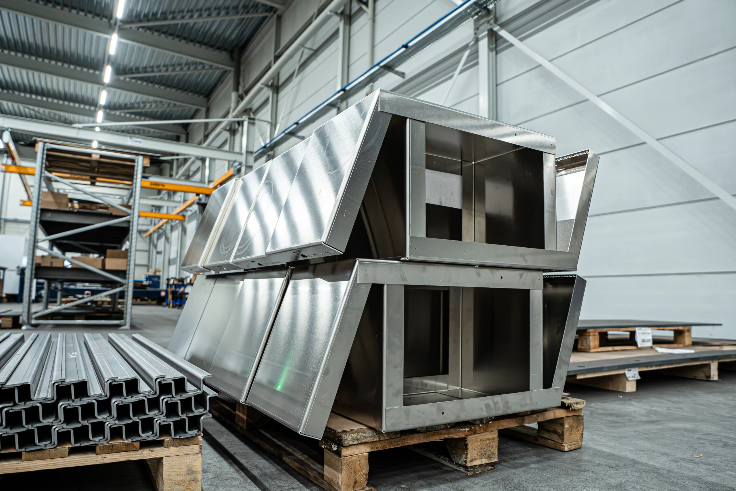 RVS lasersnijden bij MWA Steel. Daarna is de plaat zorgvuldig gekant.