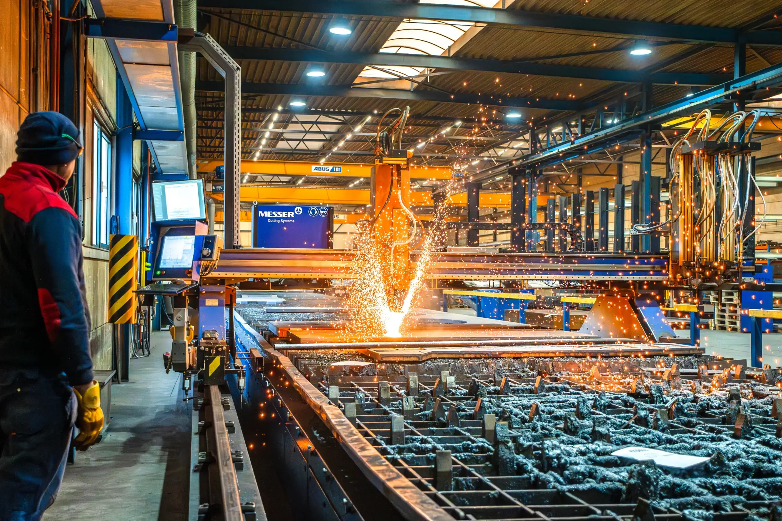 Met precisie snijbranden met een autogeensnijder van een grote stalen plaat, uitgevoerd door MWA Steel.